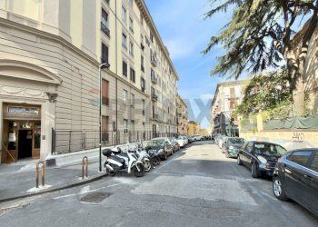Edificio all\'aperto - Commercial Activity Via Gaetano Donizetti
 
7, Napoli - photo 2