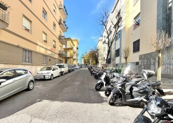 Edificio all\'aperto - Commercial Activity Via Gaetano Donizetti
 
7, Napoli - photo 4