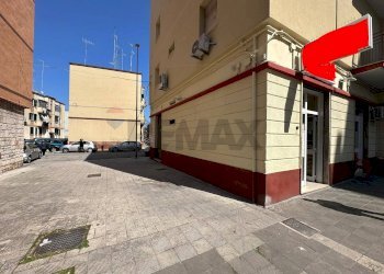 Edificio all\'aperto - Commercial Activity Via Manfredi Azzarita
 
41, Bari - photo 1