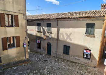 Fronte palazzina - Quadrilocale Via Secondaria Ponente
 
11, Mondaino - foto 1