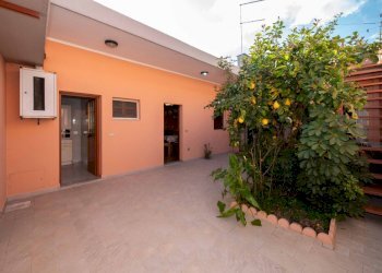 cortile verso cucina).jpg - Casa indipendente Quartucciu - foto 4