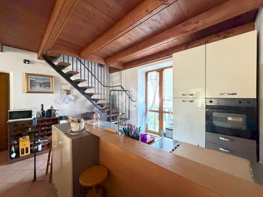 Three-room apartment Via Traforo, Bussoleno - photo 1