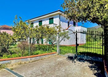 Portion of a house Via A. Divizia, Andora - photo 1