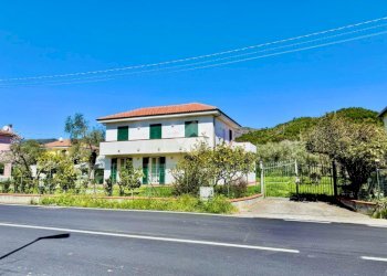 Portion of a house Via A. Divizia, Andora - photo 2