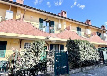 Villa a Schiera Via Roma, Vellezzo Bellini - foto 1