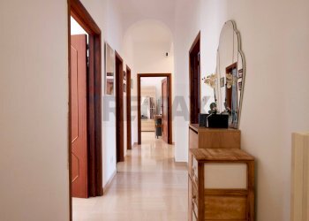 Hall / corridoio - Quadrilocale Corso Don Luigi Sturzo
 
83, Trani - foto 5