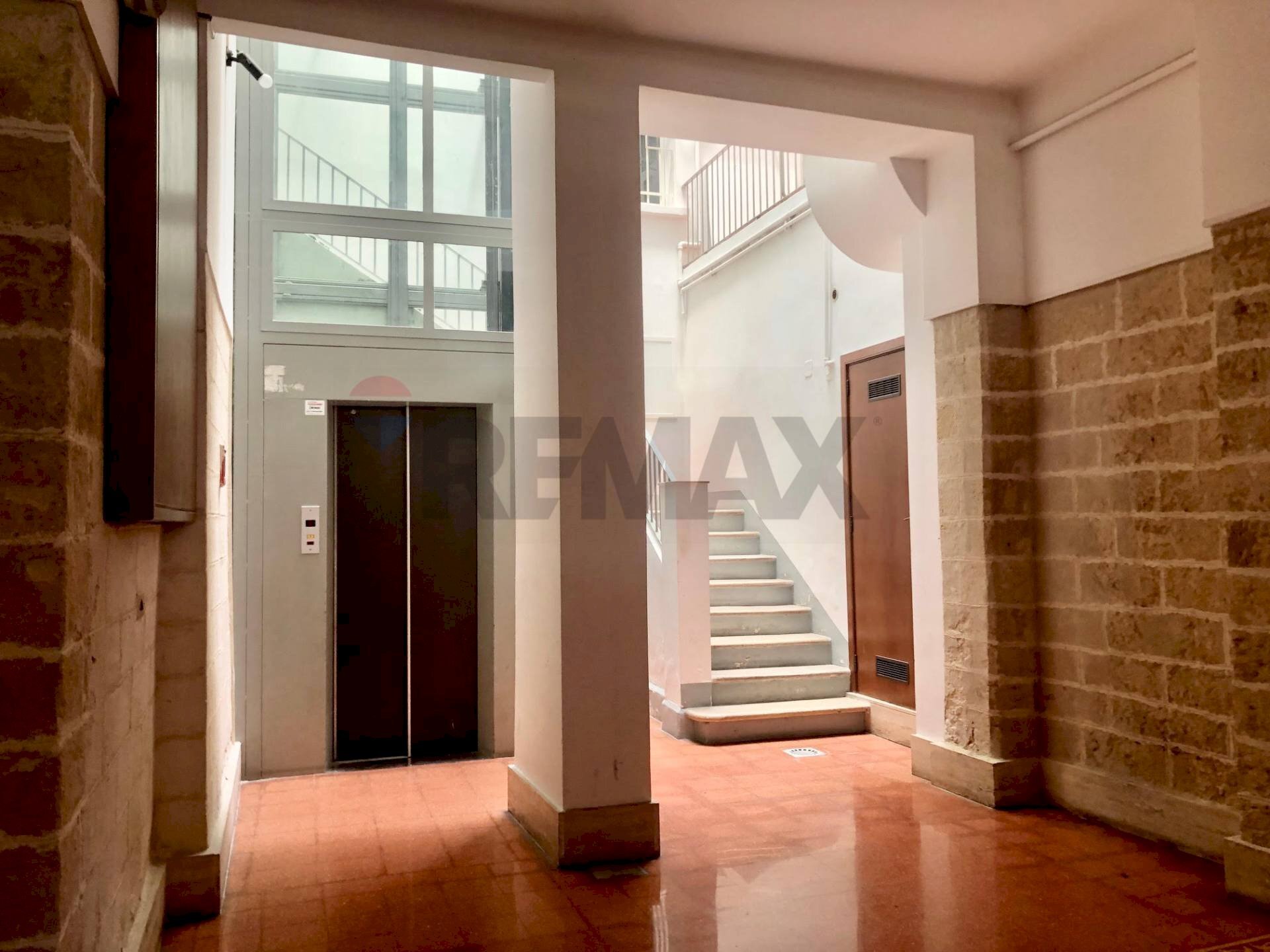 Ricezione / Lobby - Bilocale Corso Vittorio Emanuele
 
33, Bari - foto 2