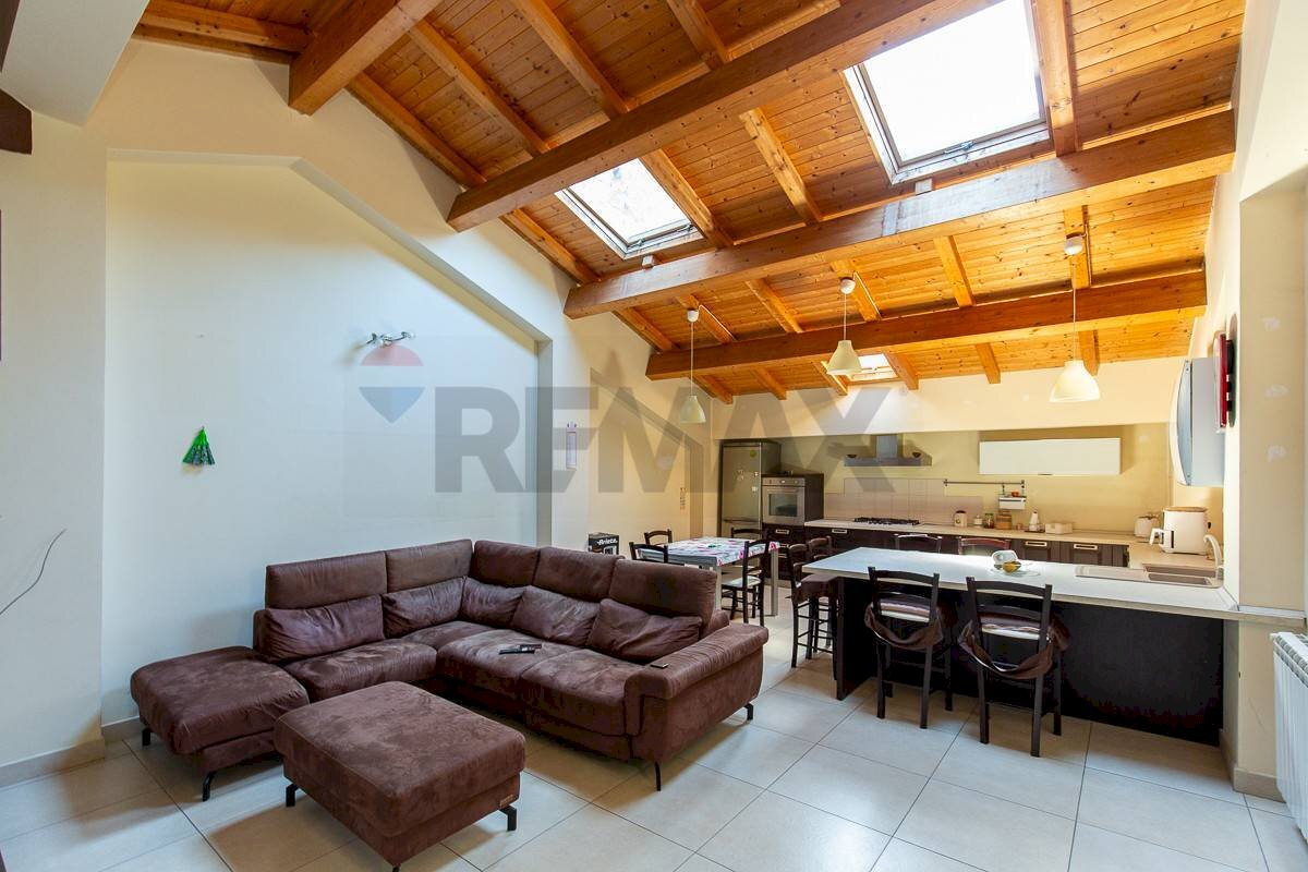 Sala da pranzo - Semi-detached house Via Officina
 
7, Catania - photo 1