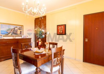 Sala da pranzo - Trilocale via Tupparello
 
23, Acireale - foto 21