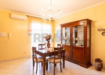 Sala da pranzo - Trilocale via Tupparello
 
23, Acireale - foto 22