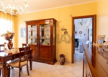 Sala da pranzo - Trilocale via Tupparello
 
23, Acireale - foto 23