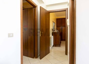 Hall / corridoio - Trilocale via Tupparello
 
23, Acireale - foto 28