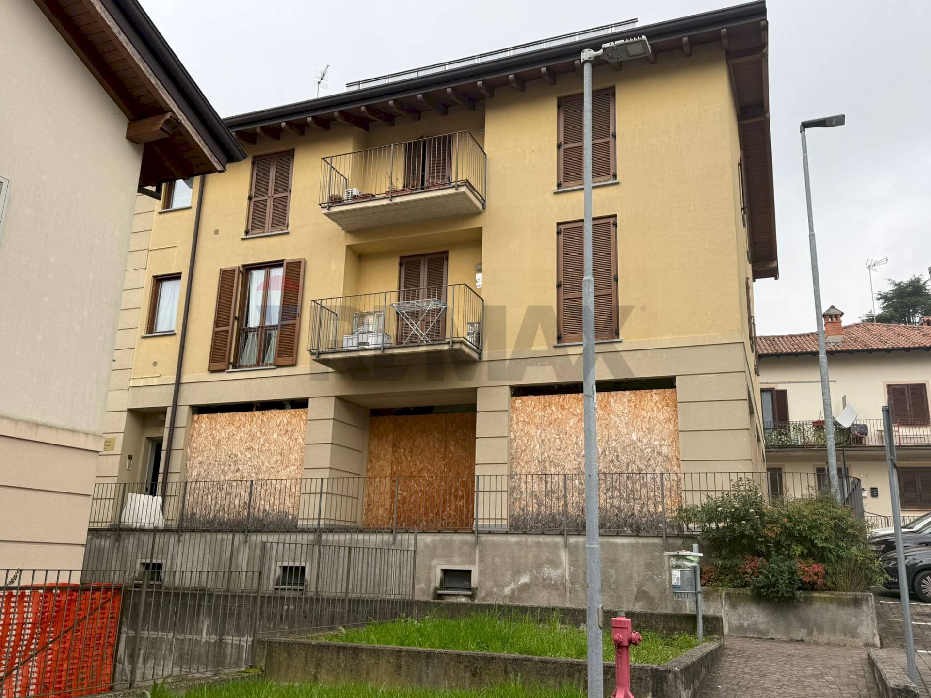 Edificio all\'aperto - Locale Commerciale Via Volta, Bulciago - foto 1