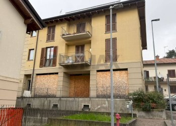 Edificio all\'aperto - Locale Commerciale Via Volta, Bulciago - foto 1