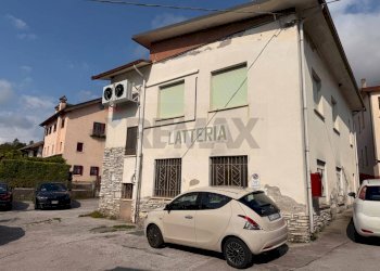 Edificio all\'aperto - Quadrilocale Via Rovaia
91, Belluno - foto 1
