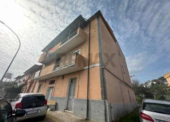 Edificio all\'aperto - Casa indipendente Benevento - foto 2