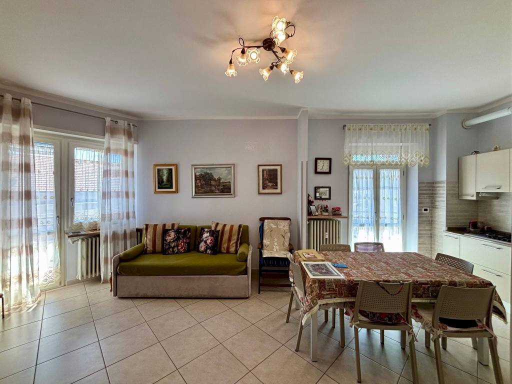 Soggiorno - Three-room apartment via Vincenzo Gioberti, 12, Pinerolo - photo 2