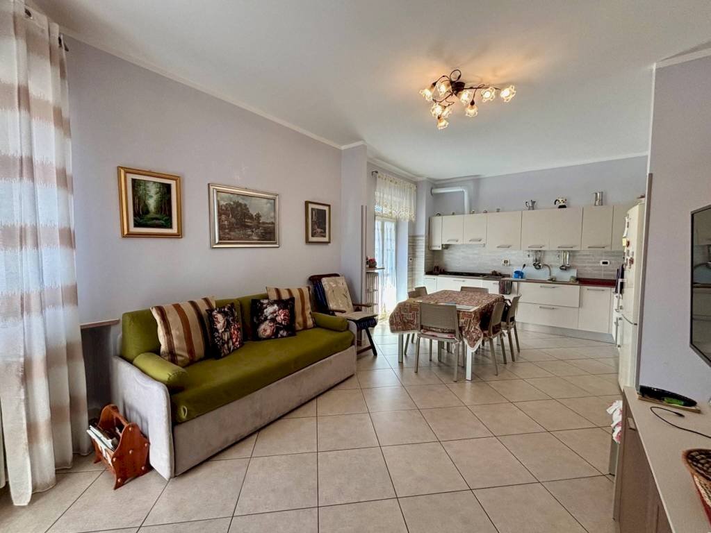 Soggiorno - Three-room apartment via Vincenzo Gioberti, 12, Pinerolo - photo 3