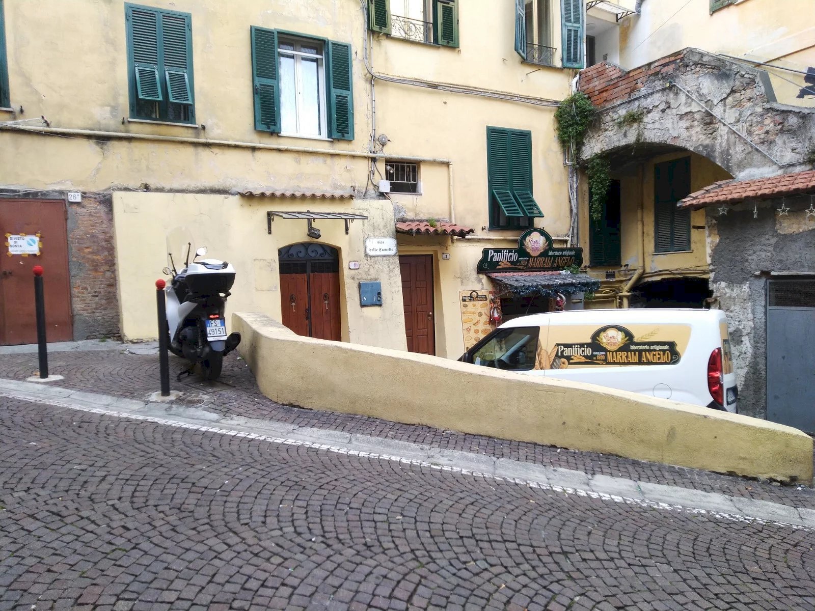 Locale Commerciale Vico delle Camelie, Ventimiglia - foto 1