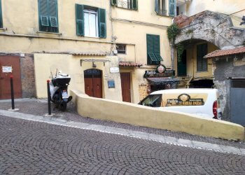 Locale Commerciale Vico delle Camelie, Ventimiglia - foto 1