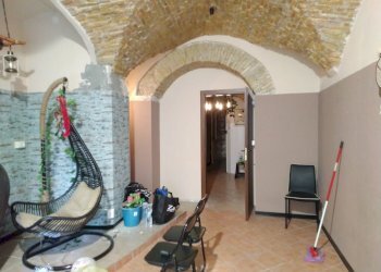 Locale Commerciale Vico delle Camelie, Ventimiglia - foto 2