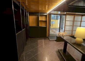 Shop - VIA CARLO CATTANEO, 33, Verona (neighborhood Centro Storico) - photo 1