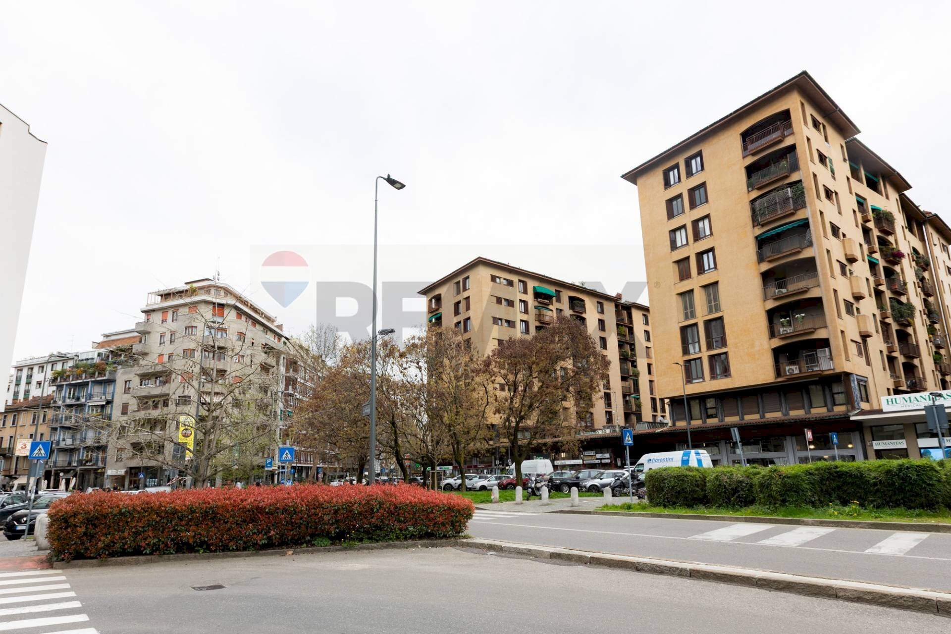 Edificio all\'aperto - Locale Commerciale Piazza Ernesto De Angeli
 
1, Milano - foto 1