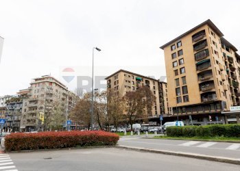 Edificio all\'aperto - Locale Commerciale Piazza Ernesto De Angeli
 
1, Milano - foto 1