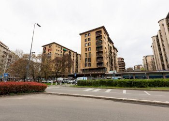 Edificio all\'aperto - Locale Commerciale Piazza Ernesto De Angeli
 
1, Milano - foto 2