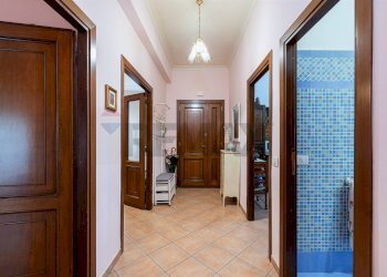 Hall / corridoio - Three-room apartment VIA ALFREDO CASELLA
 
4, Mentana - photo 9