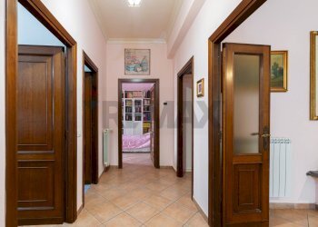 Hall / corridoio - Three-room apartment VIA ALFREDO CASELLA
 
4, Mentana - photo 10