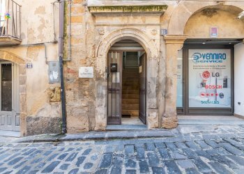 Edificio all\'aperto - Casa indipendente Via Volta Libertini
 
26, Caltagirone - foto 1