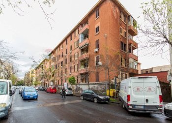 Edificio all\'aperto - Three-room apartment Via Giovanni Lavaggi
 
12, Catania - photo 1
