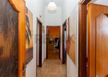 Hall / corridoio - Three-room apartment Via Giovanni Lavaggi
 
12, Catania - photo 14