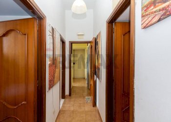 Hall / corridoio - Three-room apartment Via Giovanni Lavaggi
 
12, Catania - photo 15