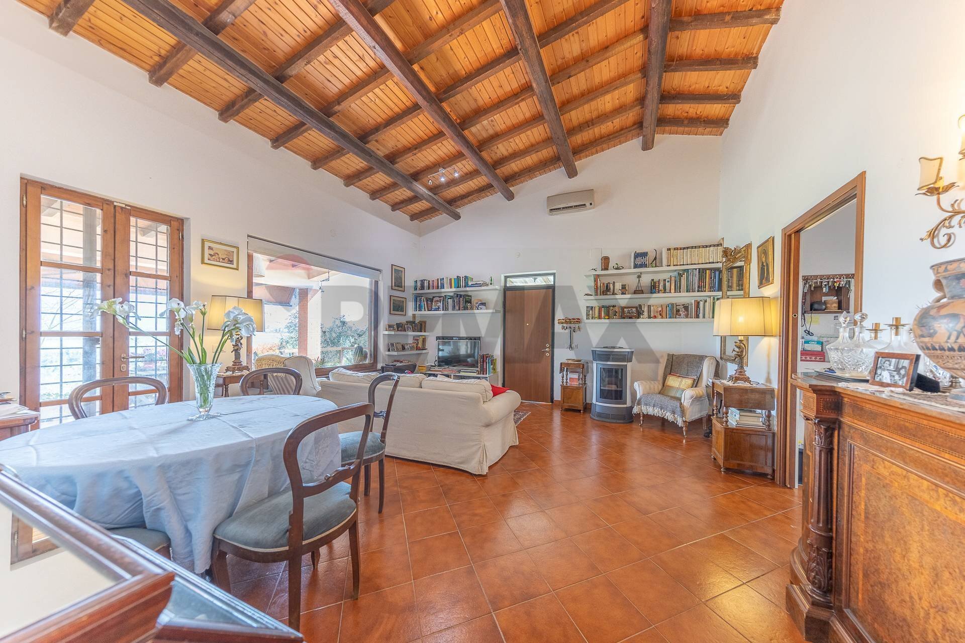 Sala da pranzo - Residence VIA VOCABOLO CHIORANO
 
10, Magliano Sabina - photo 3