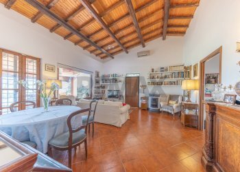 Sala da pranzo - Residence VIA VOCABOLO CHIORANO
 
10, Magliano Sabina - photo 3