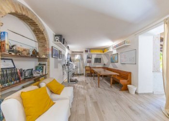 Sala da pranzo - Residence VIA VOCABOLO CHIORANO
 
10, Magliano Sabina - photo 87