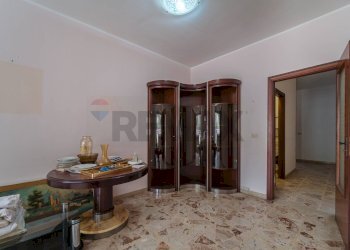 Hall / corridoio - Trilocale Via Noviziato Casazza
 
72, Messina - foto 4