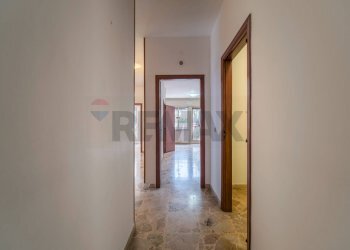 Hall / corridoio - Trilocale Via Noviziato Casazza
 
72, Messina - foto 7