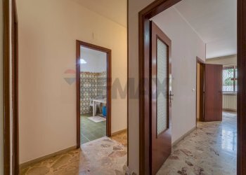 Hall / corridoio - Trilocale Via Noviziato Casazza
 
72, Messina - foto 10