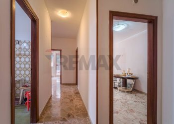 Hall / corridoio - Trilocale Via Noviziato Casazza
 
72, Messina - foto 11