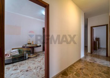 Hall / corridoio - Trilocale Via Noviziato Casazza
 
72, Messina - foto 13