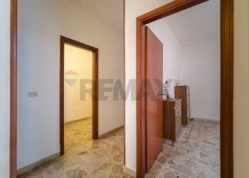 Hall / corridoio - Trilocale Via Noviziato Casazza
 
72, Messina - foto 14