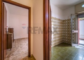 Hall / corridoio - Trilocale Via Noviziato Casazza
 
72, Messina - foto 15