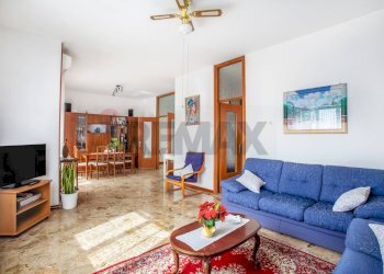 Sala da pranzo - Quadrilocale Via Madonna delle Grazie
 
3, Trecate - foto 3