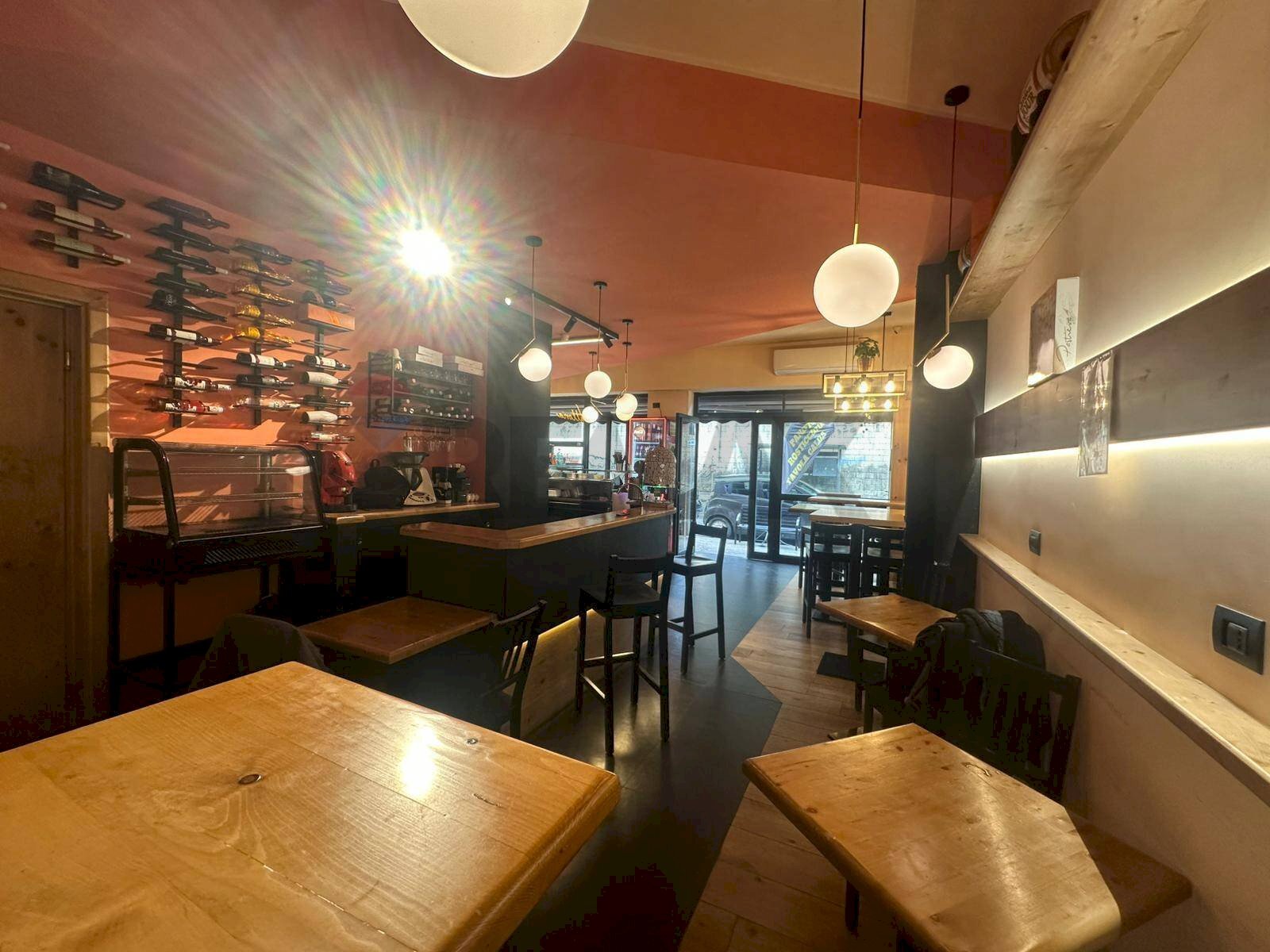 Sala da pranzo - Attività Commerciale Via Miano
39, Napoli - foto 3