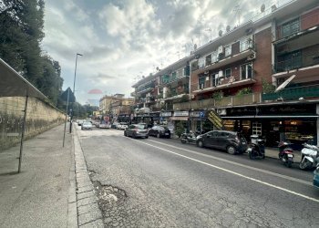 Edificio all\'aperto - Commercial Activity Via Miano
 
39, Napoli - photo 9