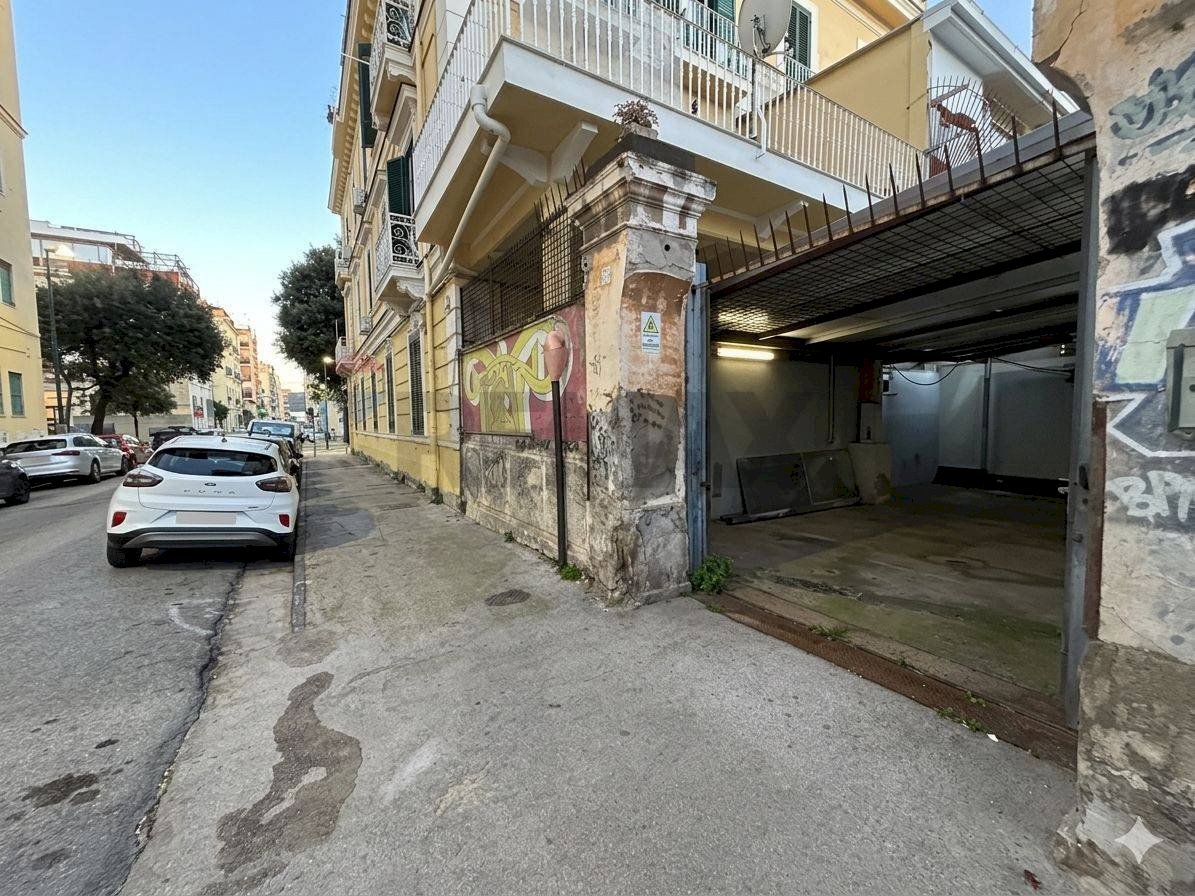 Edificio all\'aperto - Locale Commerciale Via Acate
35, Napoli - foto 2