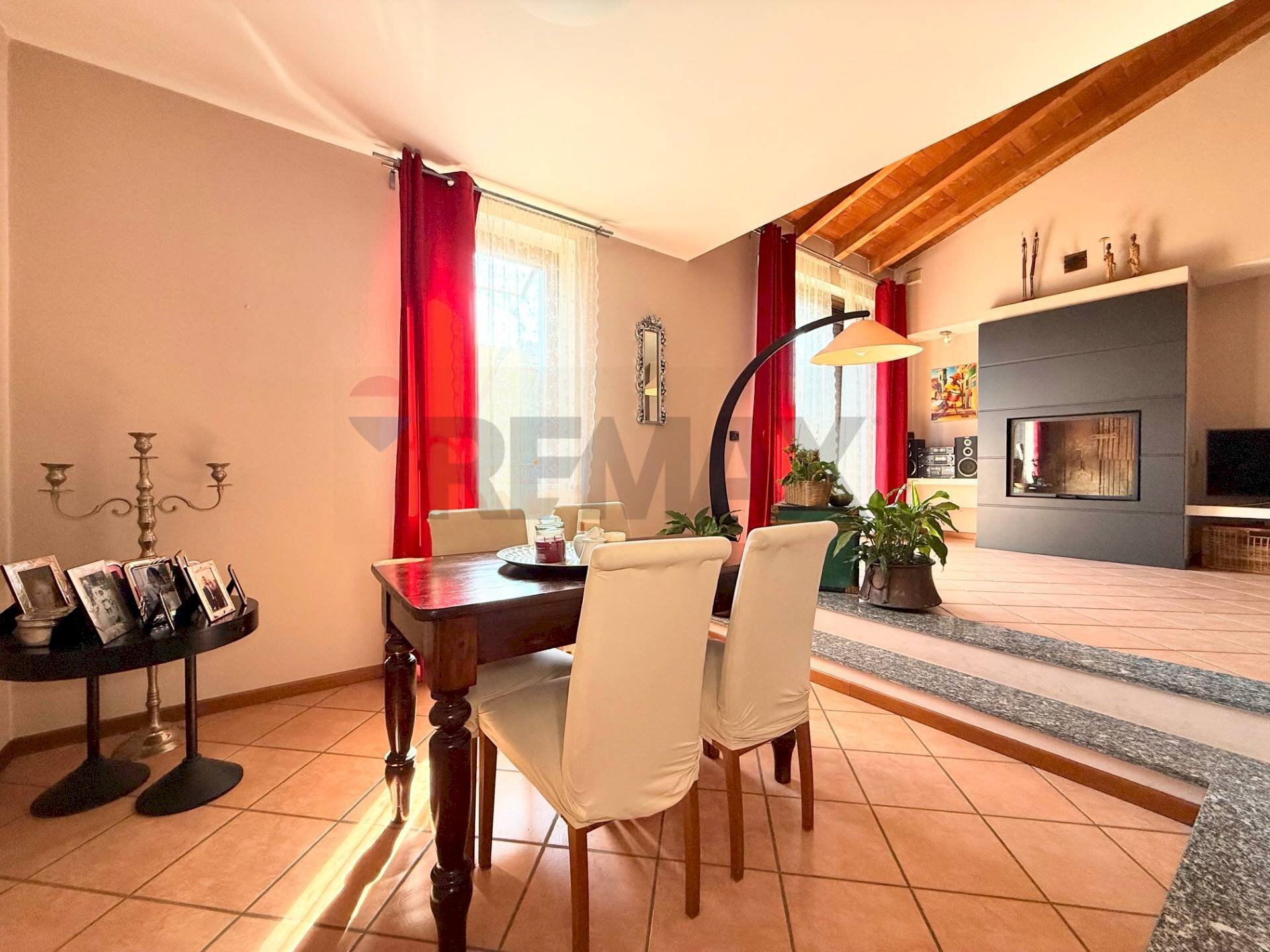 Sala da pranzo - Semi-detached house via Gabriele D'Annunzio
 
28, Vistarino - photo 2